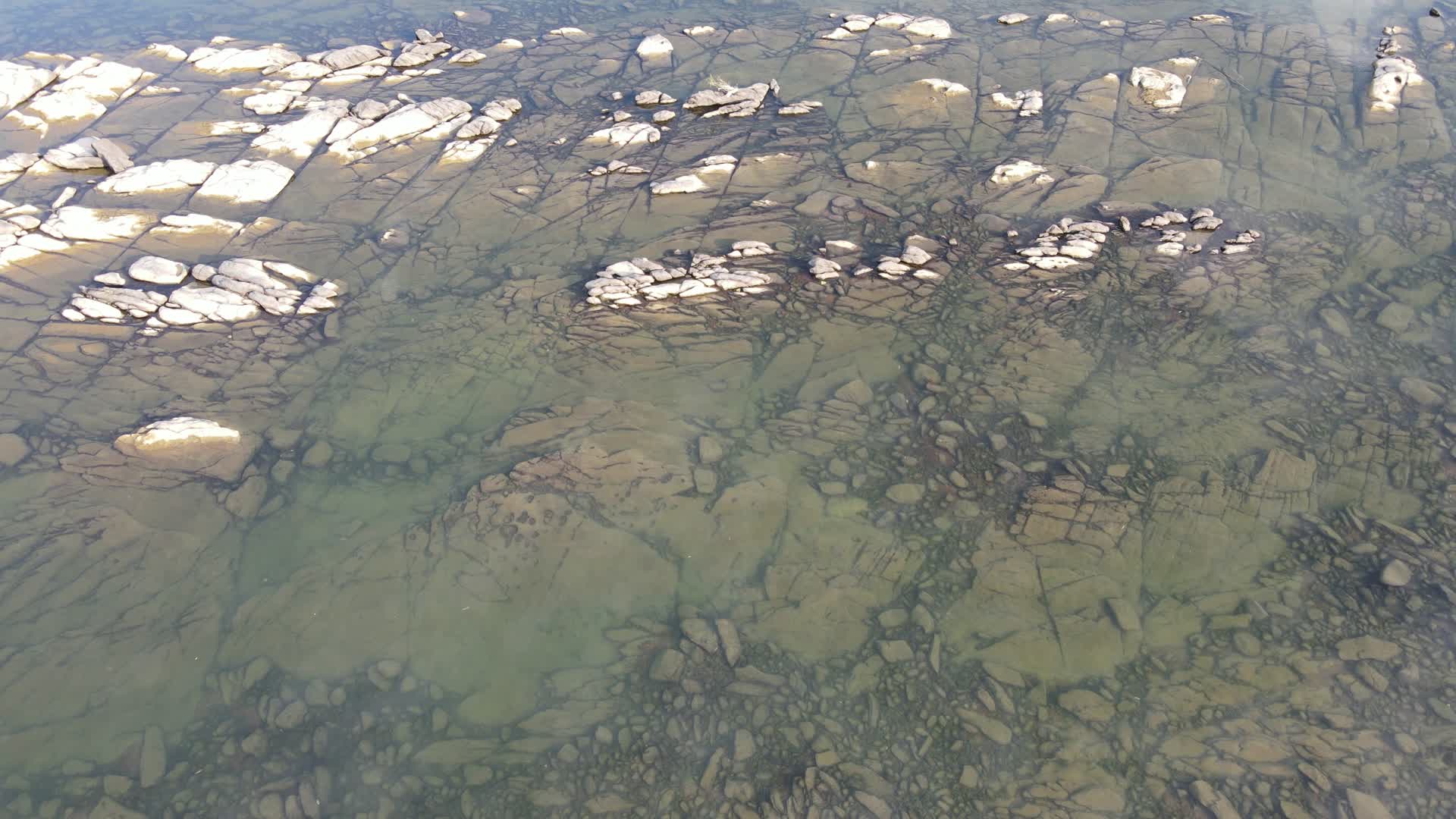 海上礁石自然风光4K航拍视频视频的预览图