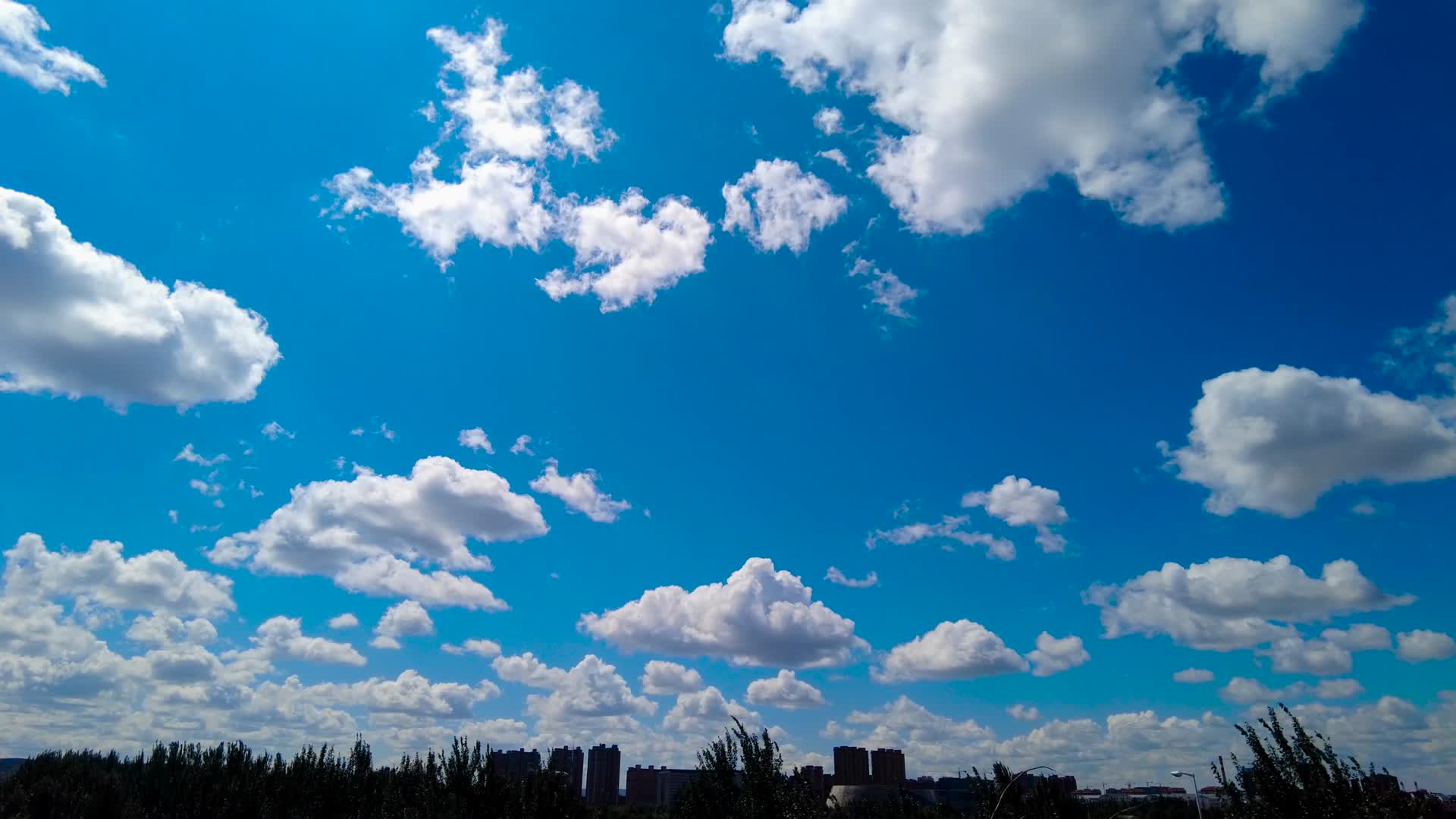 4k延时拍摄蔚蓝的天空中白云奔涌飘移视频的预览图