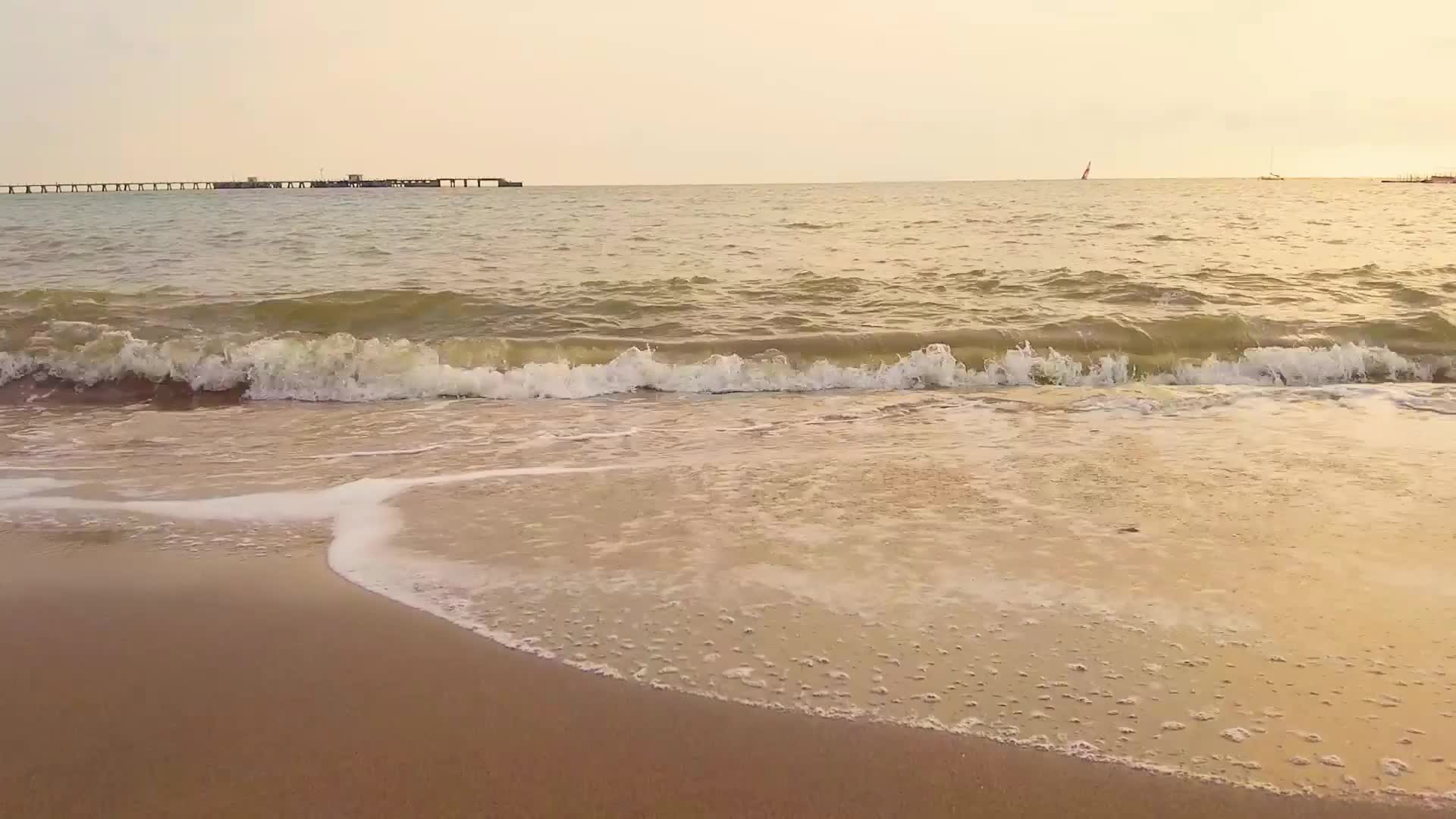 金色沙滩日落空境片头片尾视频的预览图