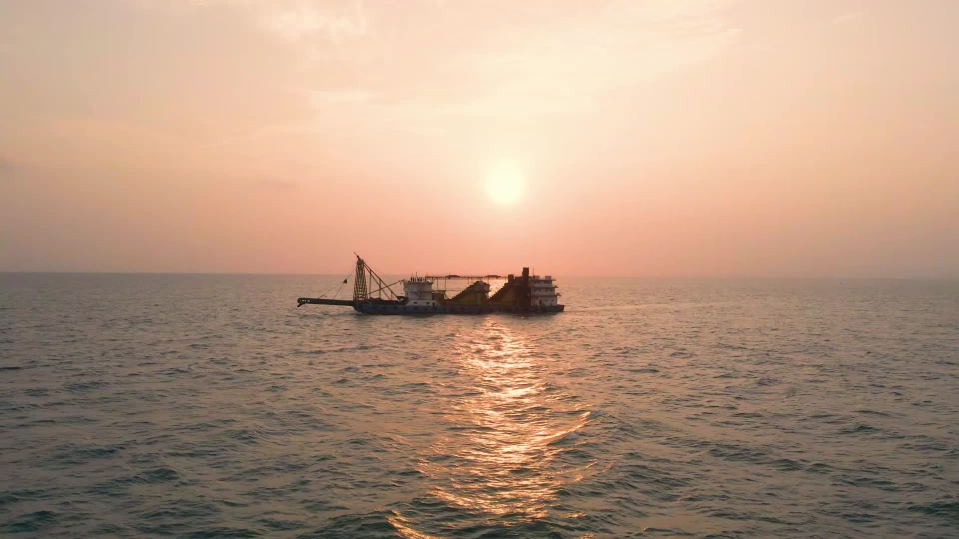 大海船只逆光剪影唯美夕阳视频的预览图