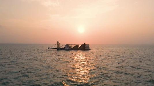 大海船只逆光剪影唯美夕阳视频的预览图