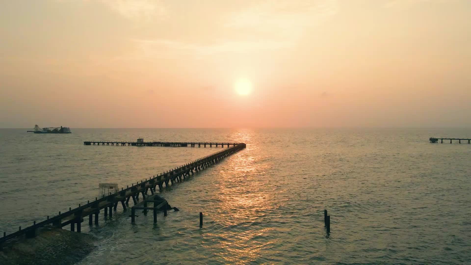 唯美大海日落航拍海面视频的预览图