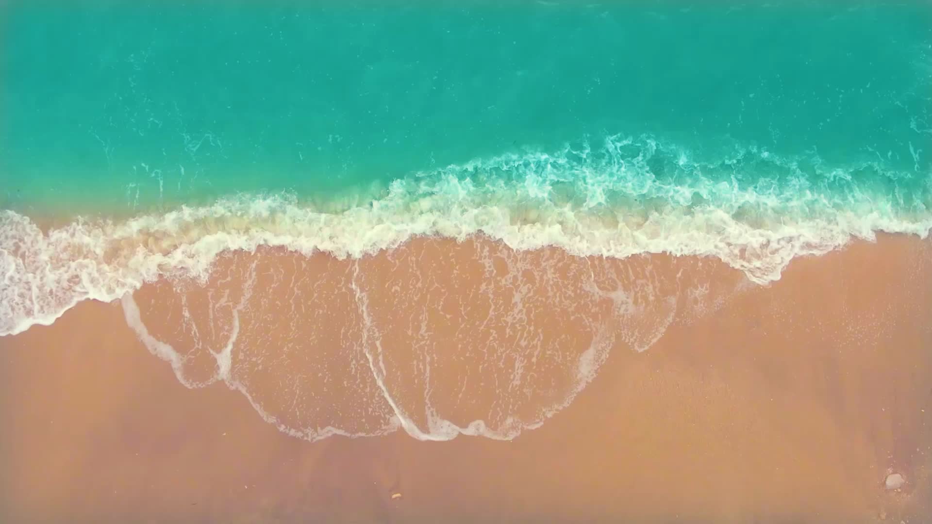 金色沙滩俯拍蓝色大海背景视频的预览图