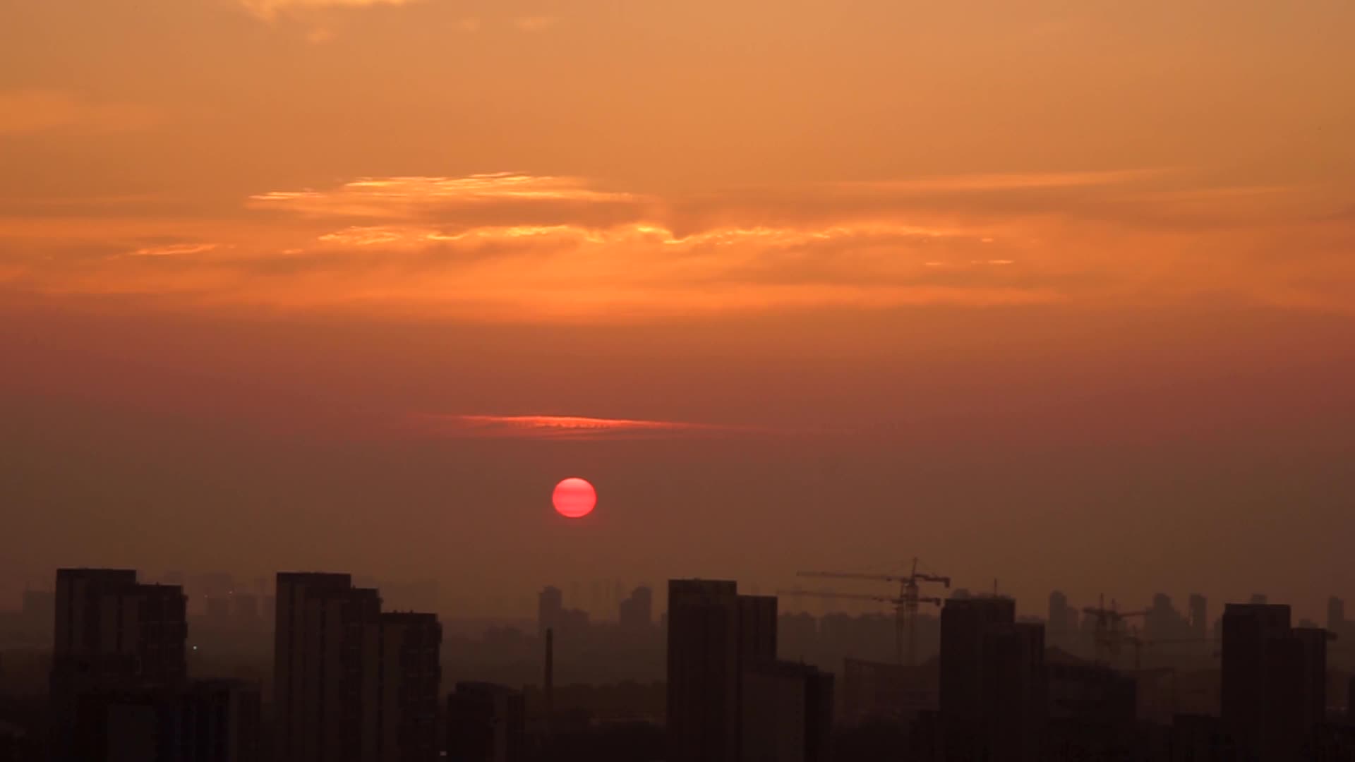 城市日出日落延时黎明曙光东方红太阳升视频的预览图