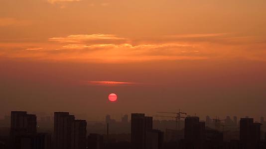 城市日出日落延时黎明曙光东方红太阳升视频的预览图