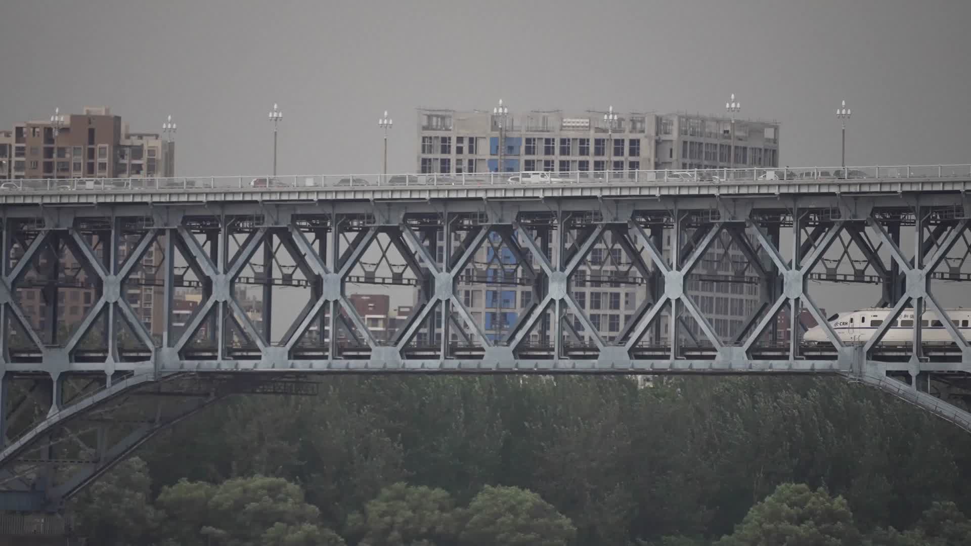 奔驰的火车驶过长江大桥视频的预览图