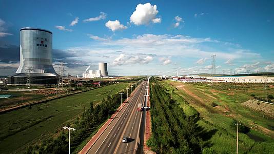 5k航拍蓝天下草原上的高污染大型发电厂视频的预览图