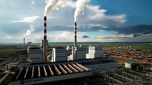5k航拍蓝天下草原上的高污染大型发电厂视频的预览图