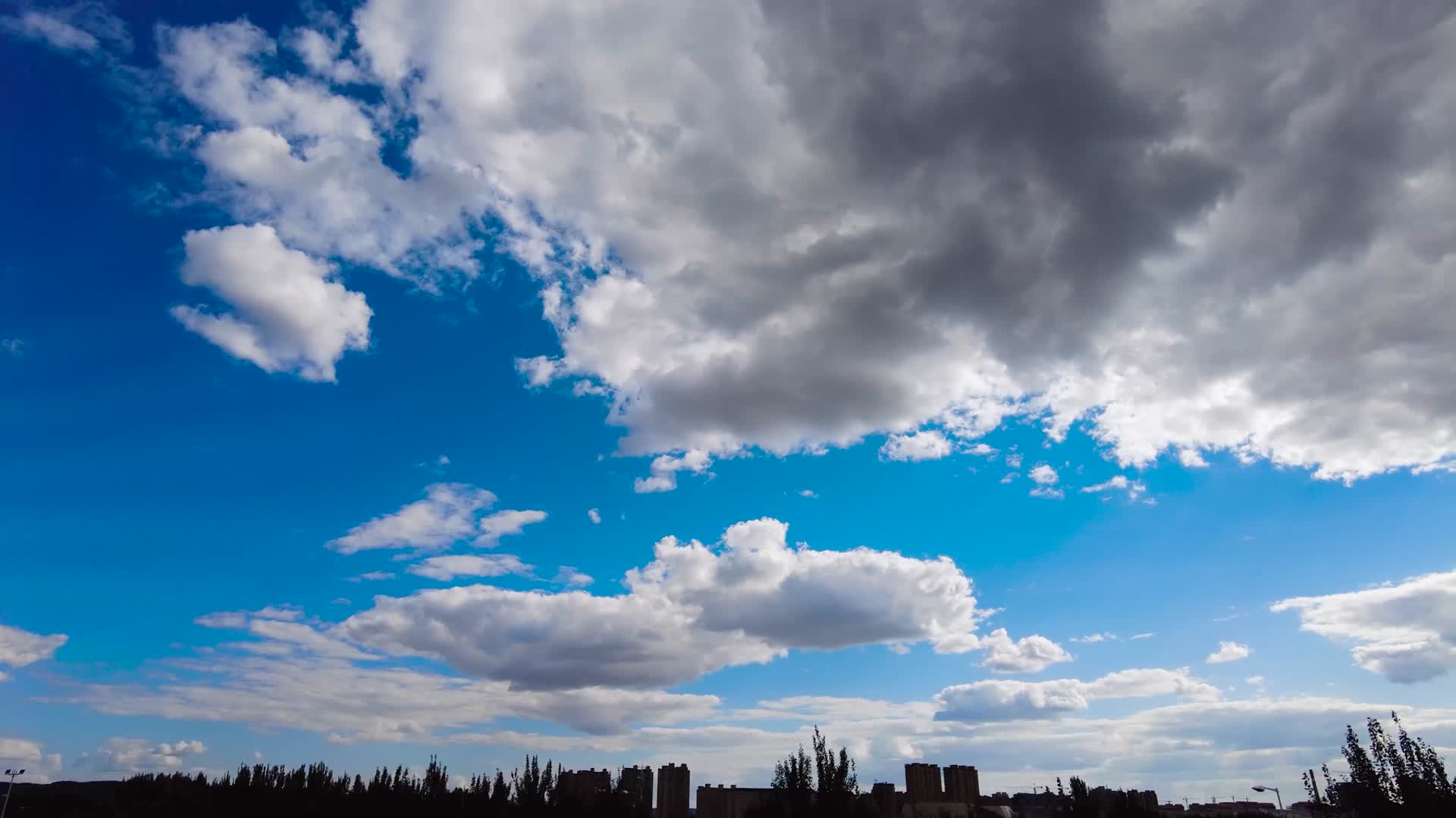 4k延时拍摄午后湛蓝的天空中白云奔涌移动视频的预览图