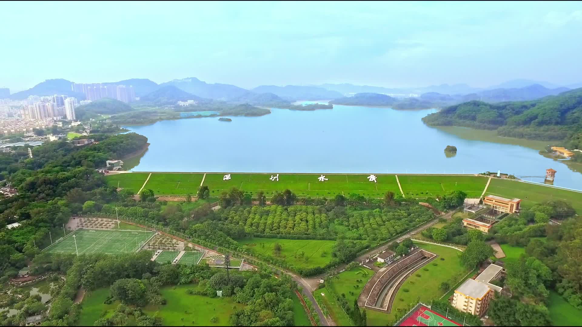 深圳水库自然风光航拍视频视频的预览图