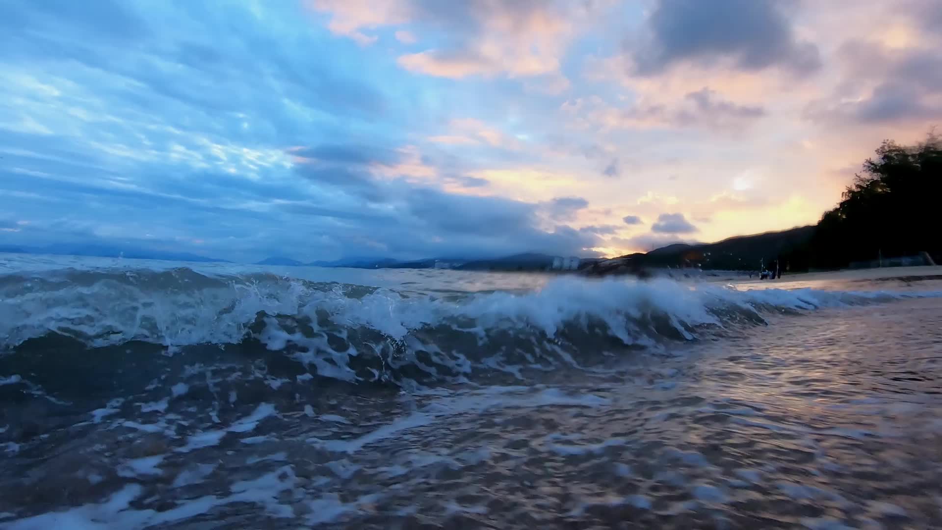 大海海滩浪水拍打沙滩视频视频的预览图