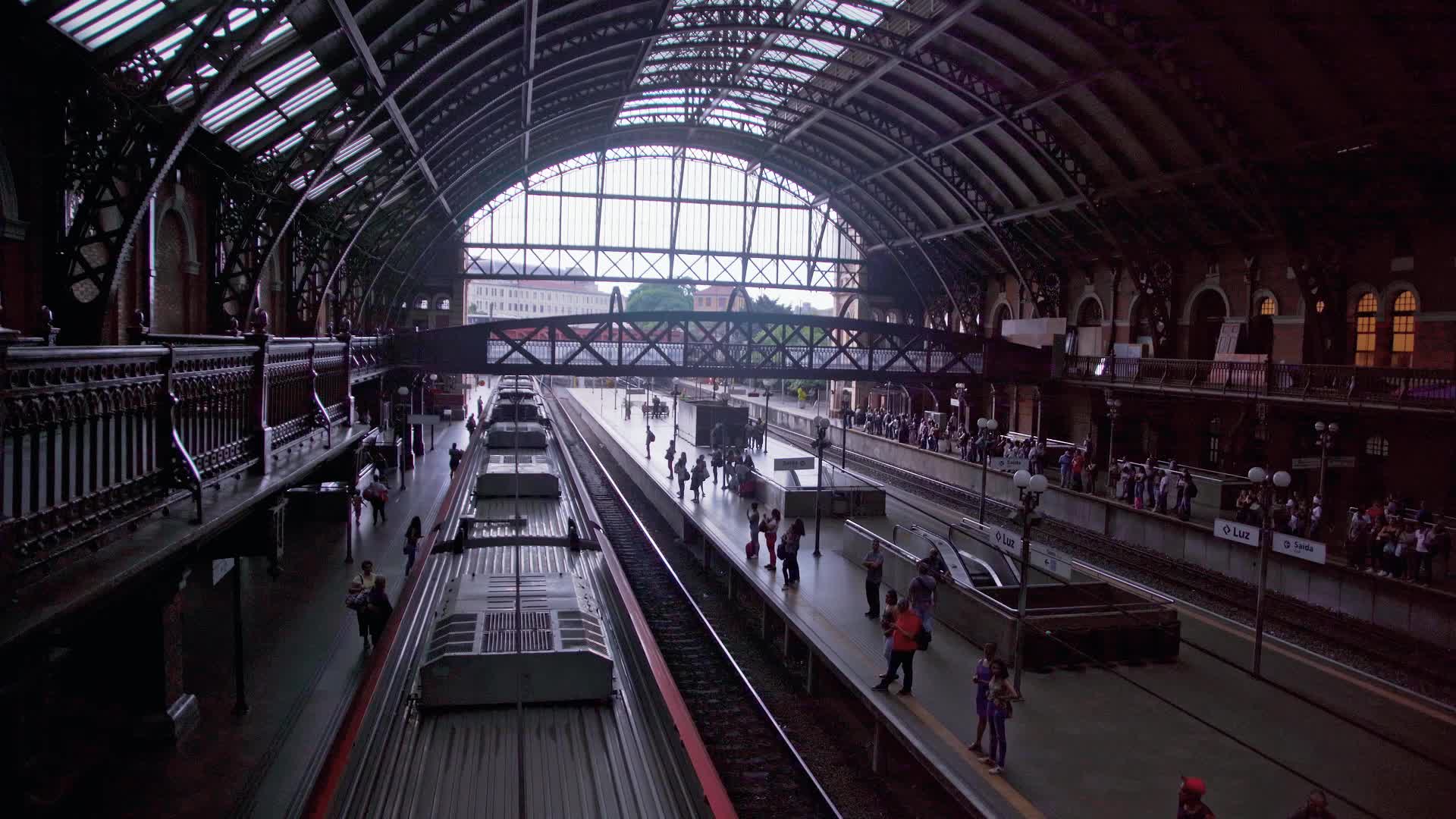 巴西圣保罗火车站人流视频视频的预览图