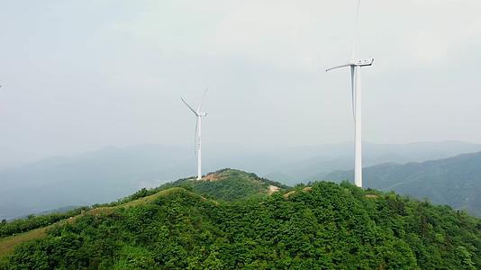 高山上的风力发电车航拍视频视频的预览图