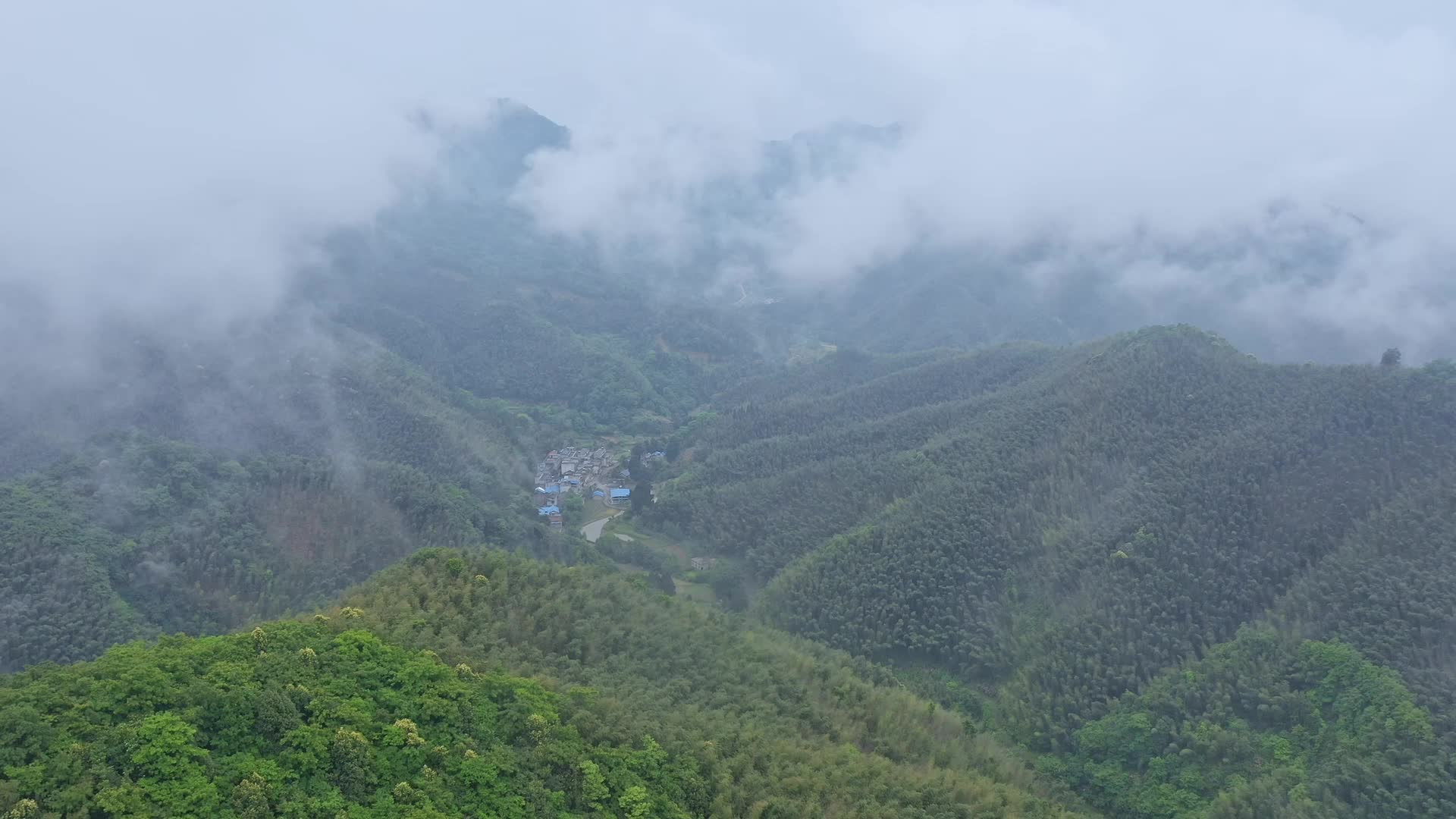大山深处的农村航拍视频视频的预览图