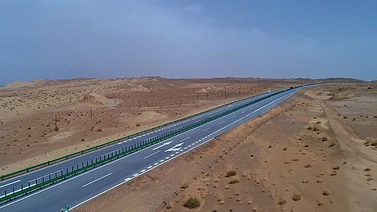 新疆沙漠高速公路航拍视频视频的预览图