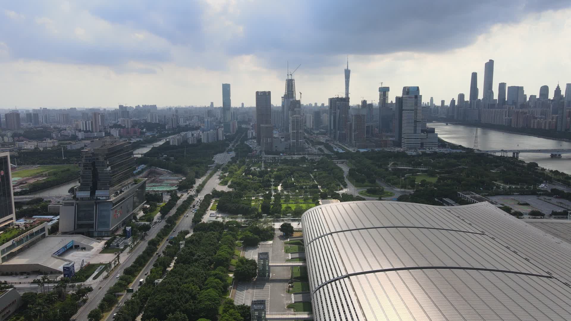 广州新港东路城市建筑交通航拍视频的预览图