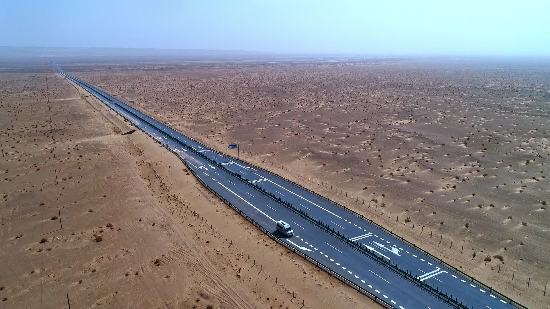新疆沙漠高速公路航拍视频视频的预览图