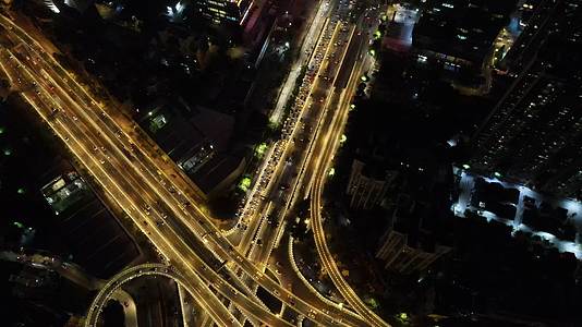 广州中山一立交桥夜景车流航拍视频的预览图