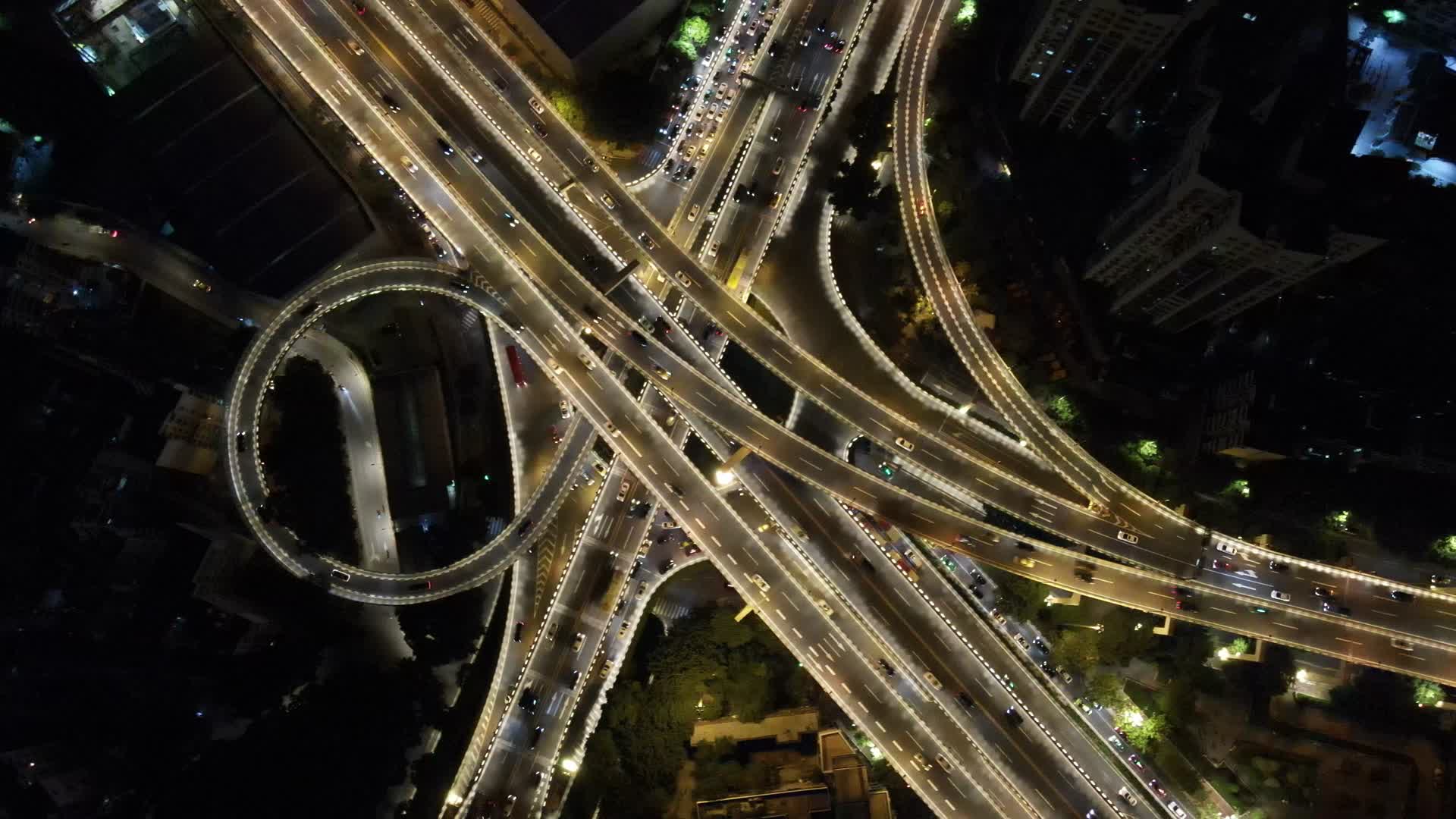 广州中山一立交桥夜景车流航拍视频的预览图