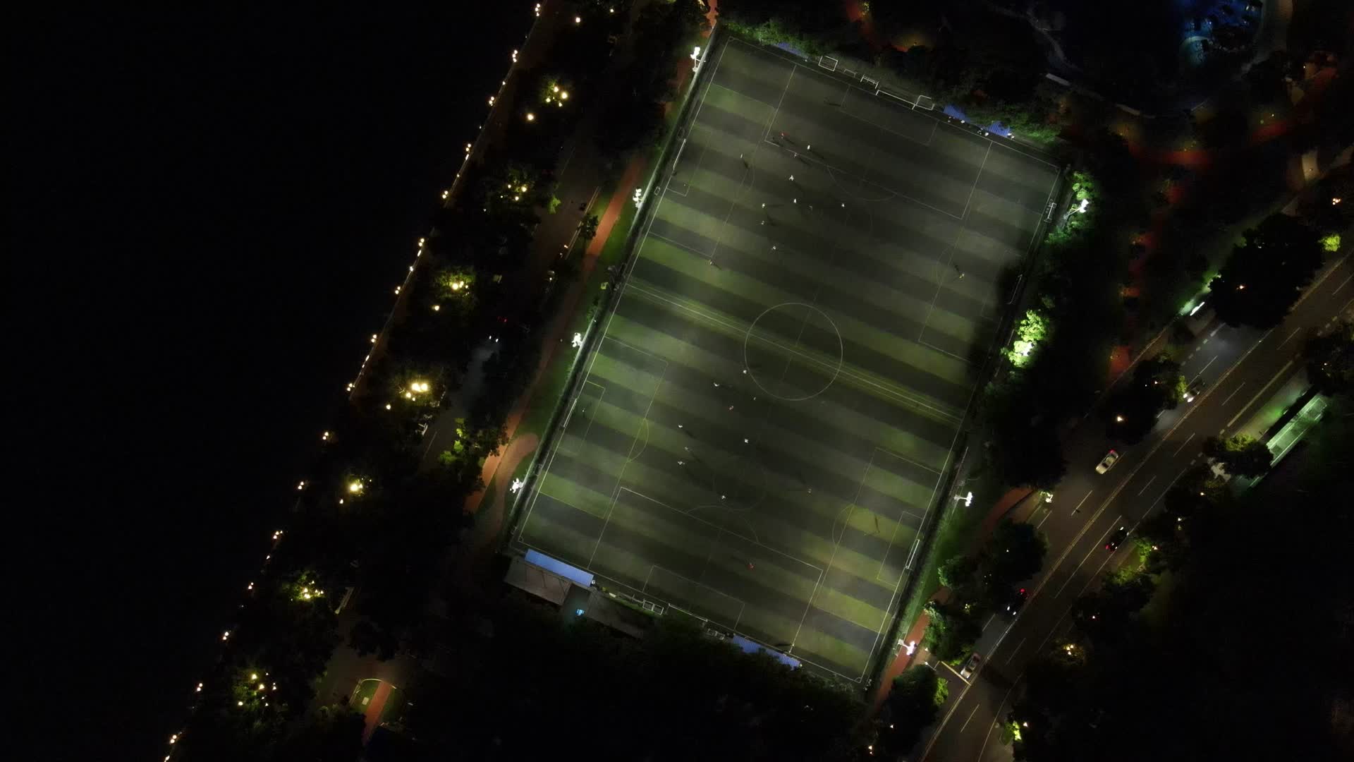 城市夜晚足球场航拍视频的预览图