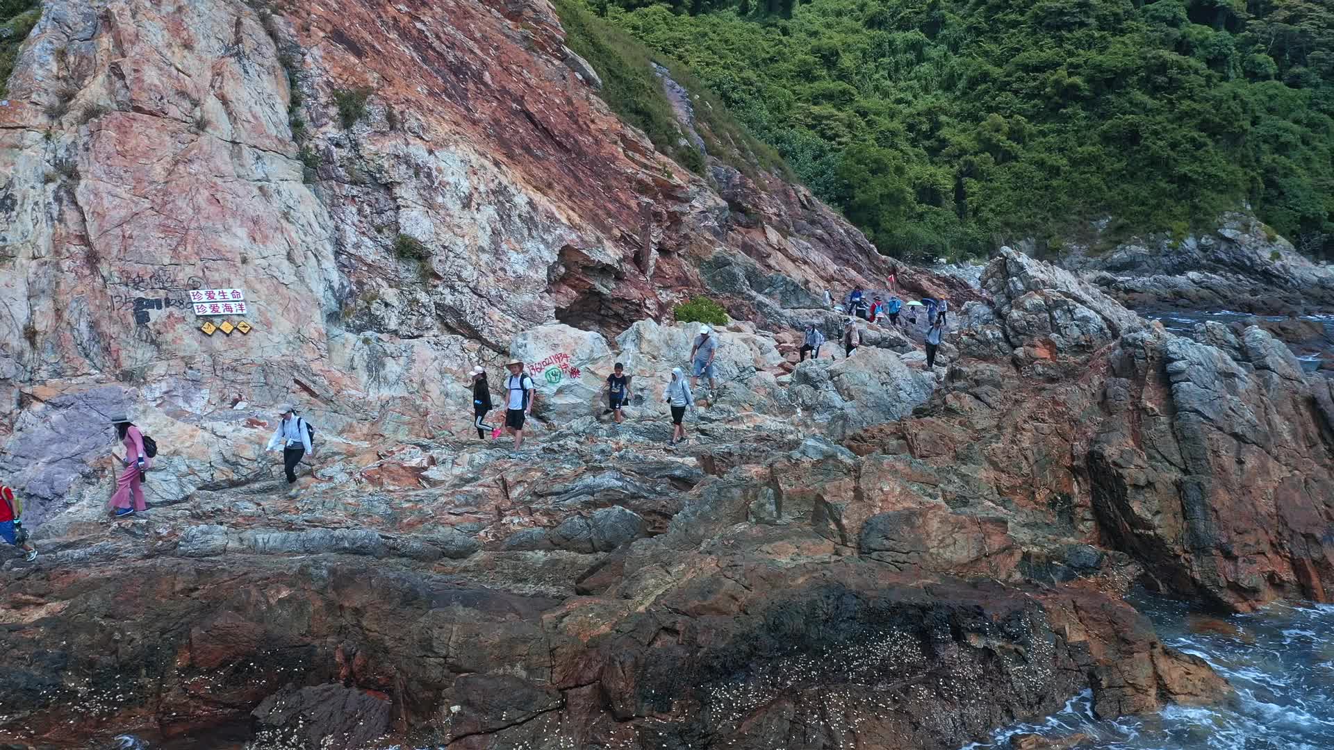 深圳西涌海岸线自然风光攀爬旅游航拍视频视频的预览图