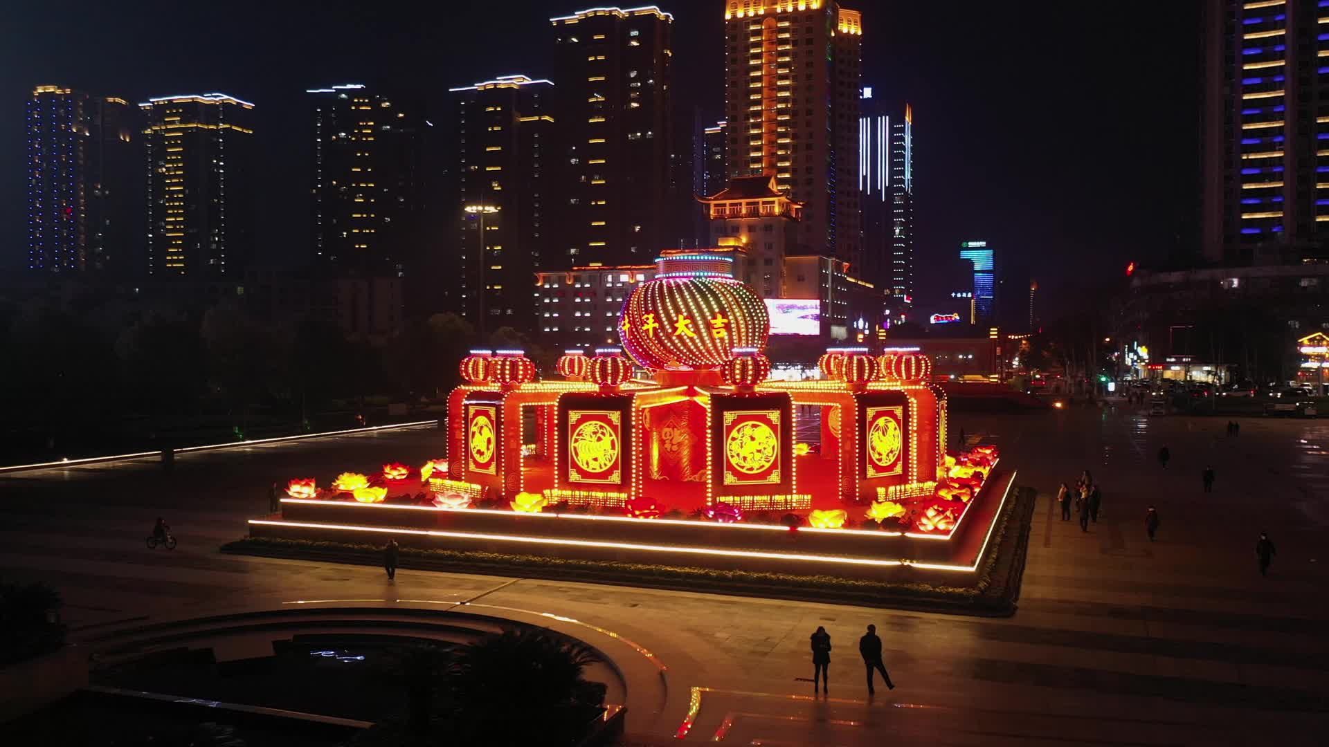 岳阳南湖广场春节灯笼航拍视频视频的预览图