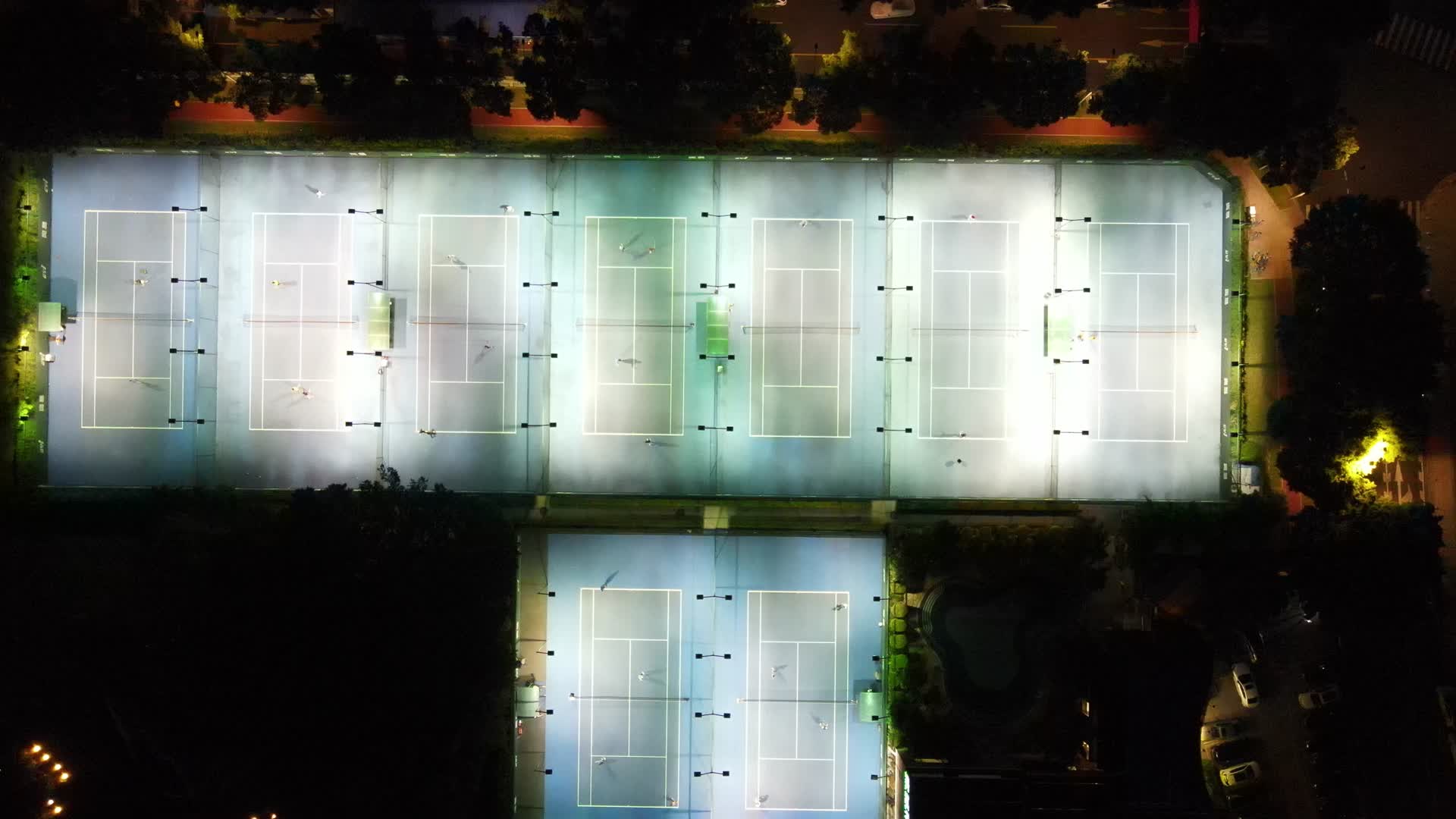 城市夜晚灯光网球场航拍视频的预览图