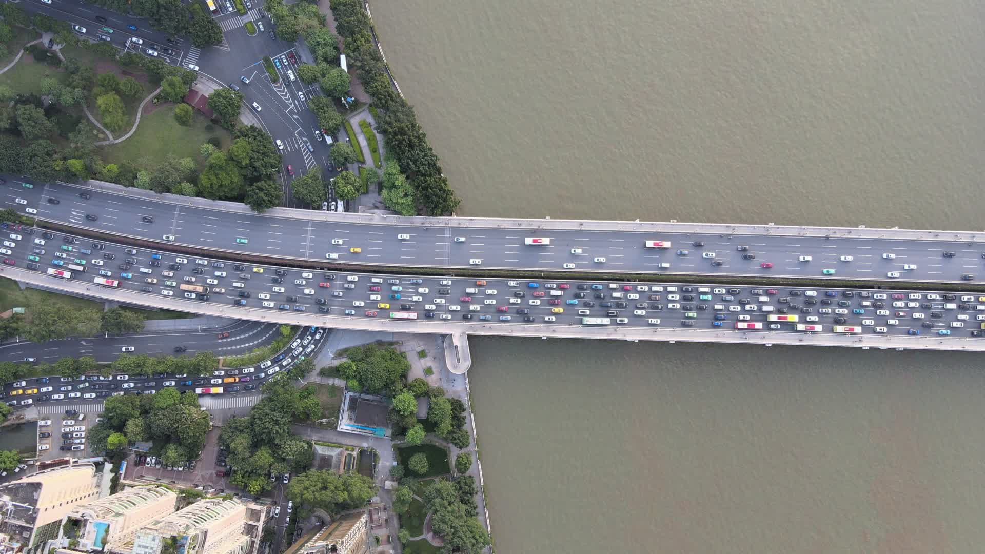 广州大桥下班高峰期航拍上帝视角视频的预览图