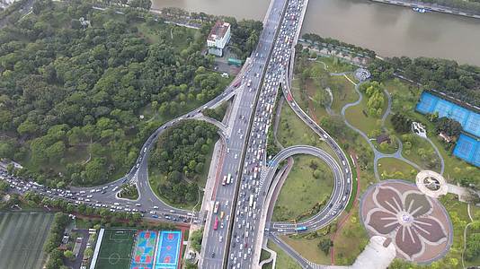 广州大桥下班高峰期航拍上帝视角视频的预览图