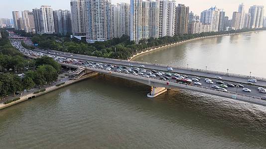 广州大桥下班高峰期航拍交通视频的预览图