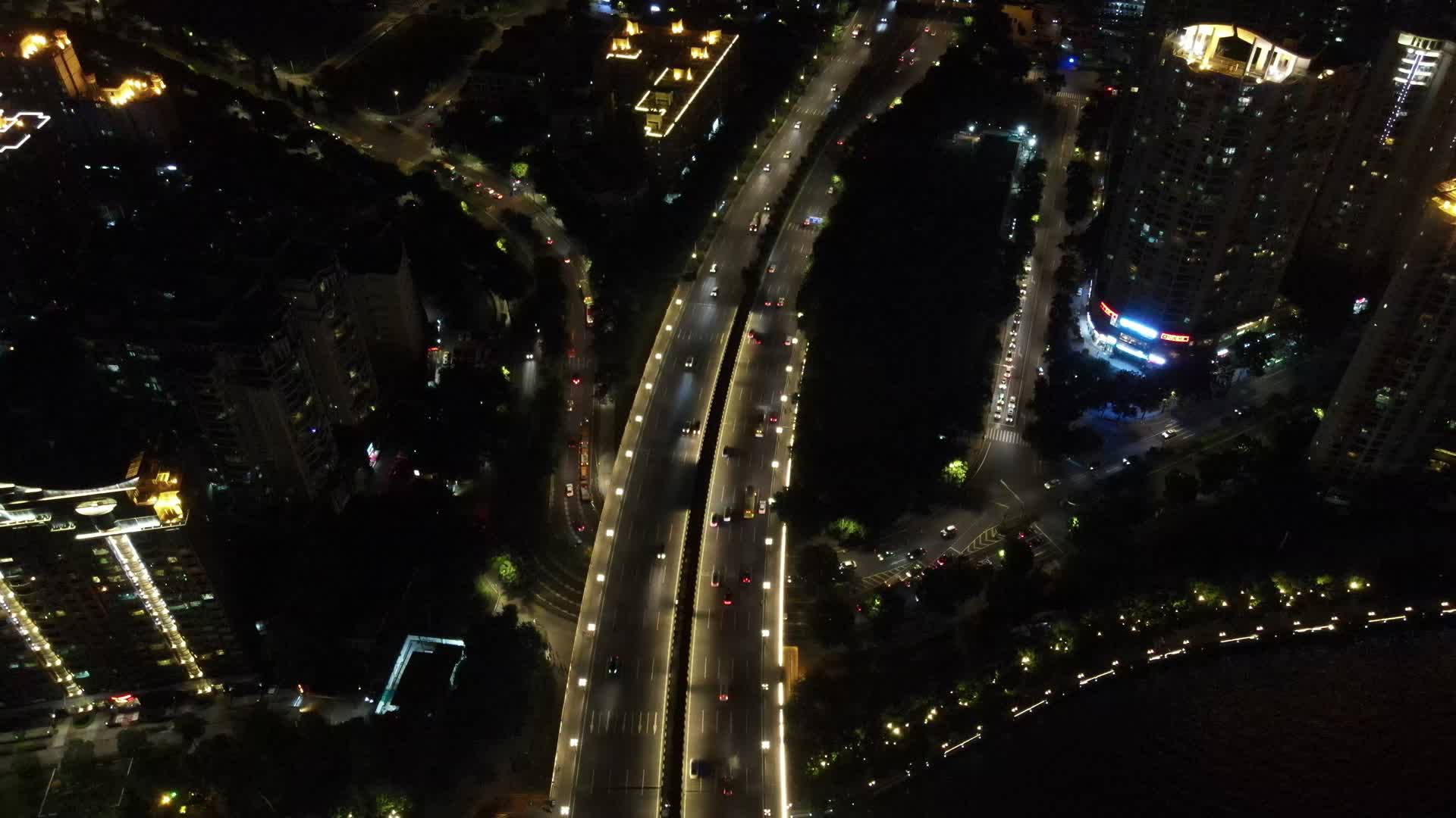 广州大桥桥头城市夜景交通航拍视频的预览图