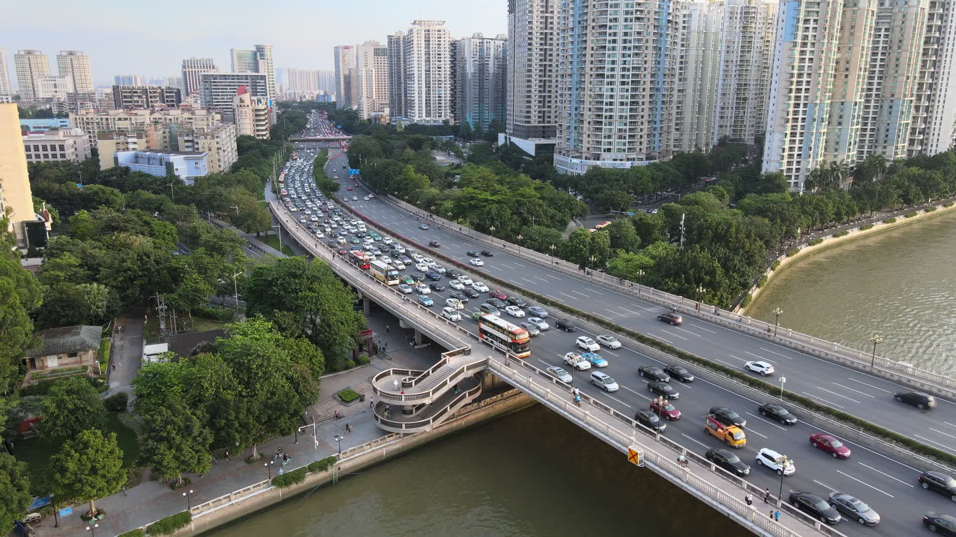 广州大桥下班高峰期航拍视频的预览图