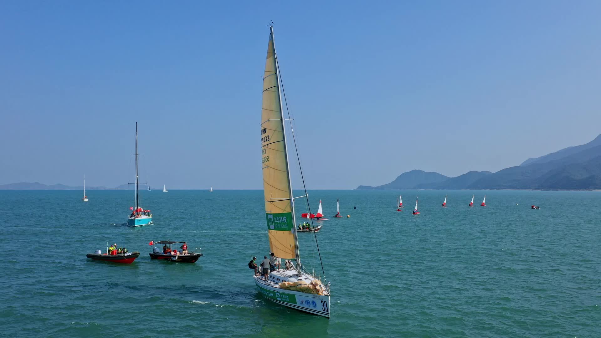 深圳大鹏新区海上帆船比赛航拍视频视频的预览图