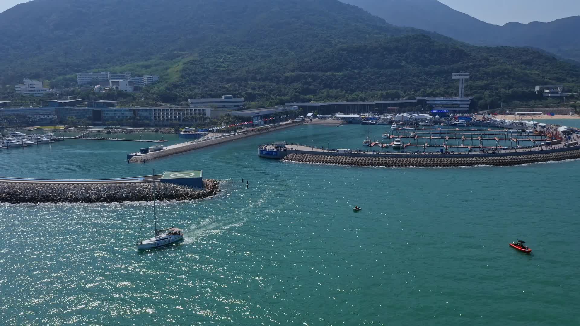 深圳大鹏新区海上帆船比赛航拍视频视频的预览图