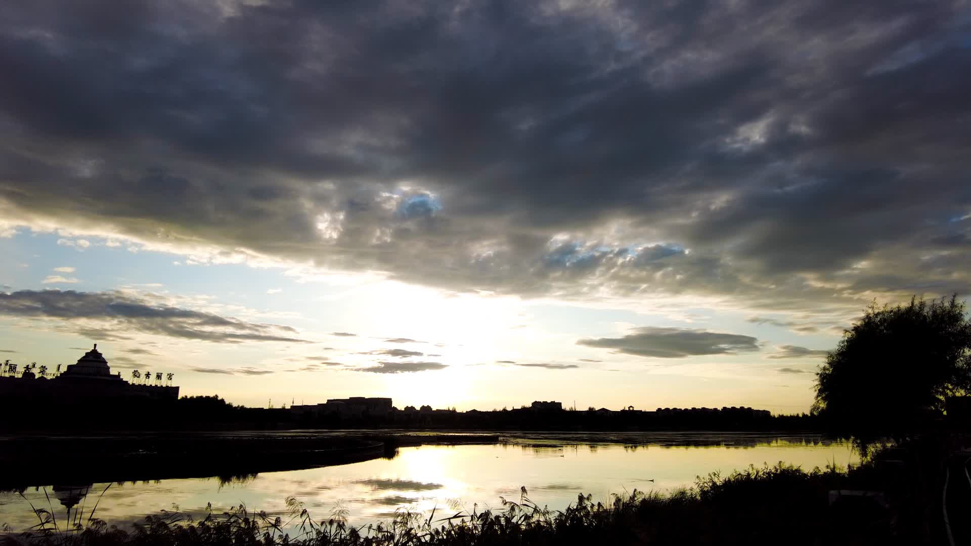 4k延时拍摄傍晚公园里的人工湖夕阳西下落日景象视频的预览图