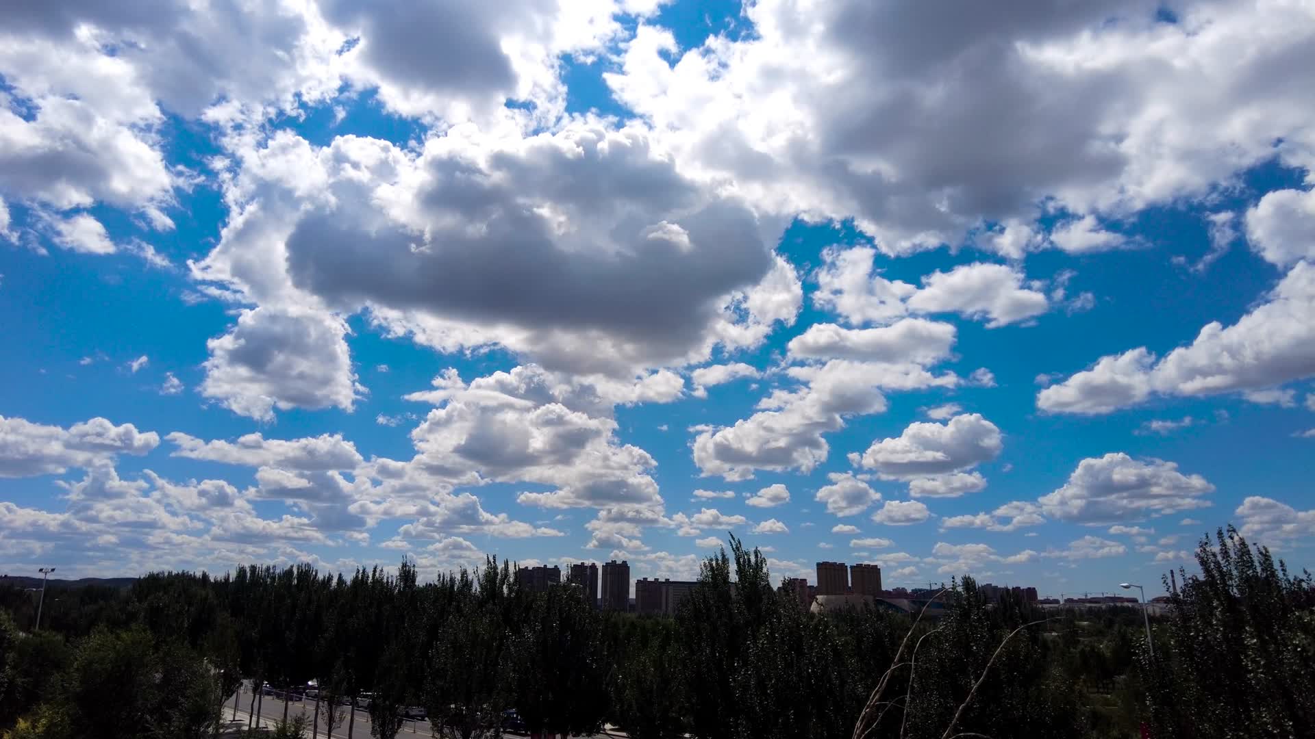 4k延时拍摄城市上空湛蓝的天空中白云涌动飘移视频的预览图