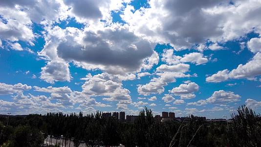 4k延时拍摄城市上空湛蓝的天空中白云涌动飘移视频的预览图