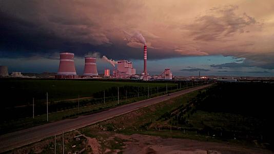 5k航拍夕阳下草原上的大型发电厂企业视频的预览图