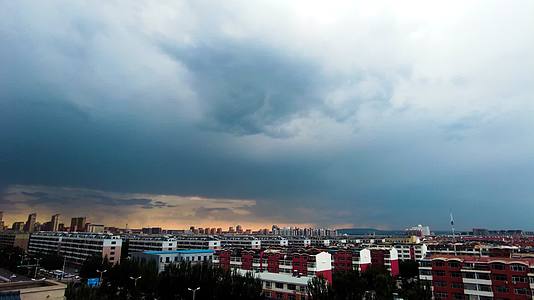 4k延时拍摄城市上空暴风雨来临前夕的乌云翻滚视频的预览图