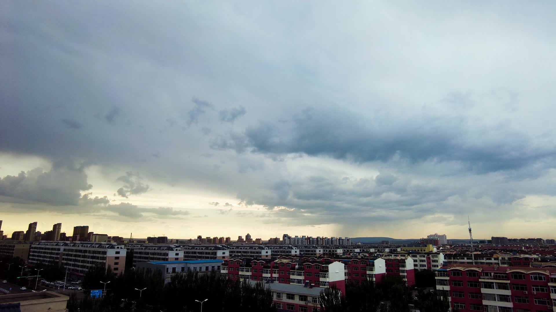 4k延时拍摄城市上空的乌云翻滚视频的预览图