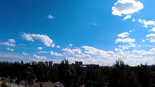 4k延时拍摄城市上空湛蓝的天空中白云飘移视频的预览图