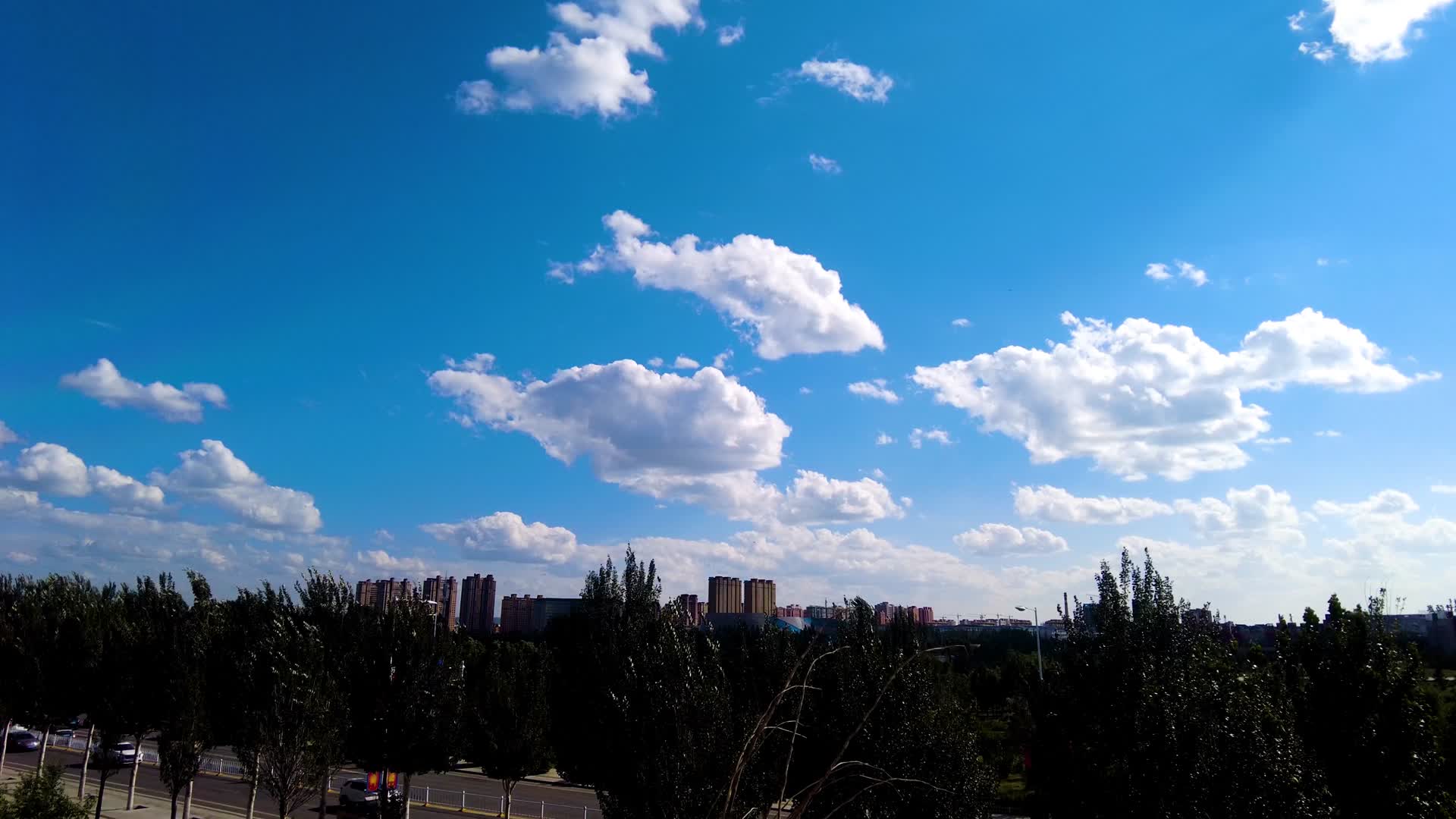 4k延时拍摄城市上空湛蓝的天空中白云飘移视频的预览图