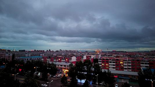 4k延时拍摄城市傍晚暴雨前夕的云海翻滚视频的预览图