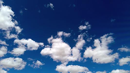 4k延时拍摄湛蓝的天空中白云飘移流动视频的预览图