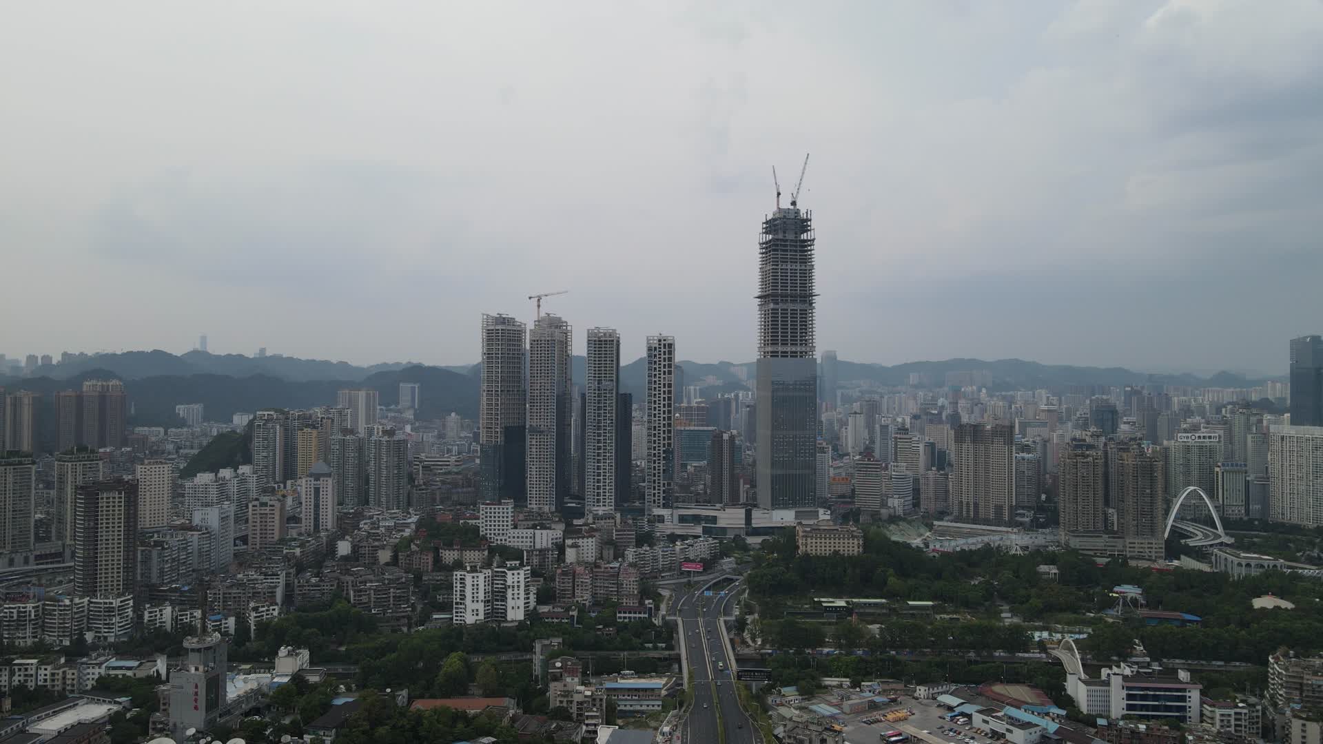 城市在建高楼商务大厦4K航拍视频视频的预览图