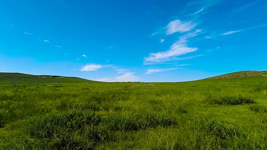 4k延时拍摄碧绿的草原湛蓝的天空白云飘来飘去视频的预览图