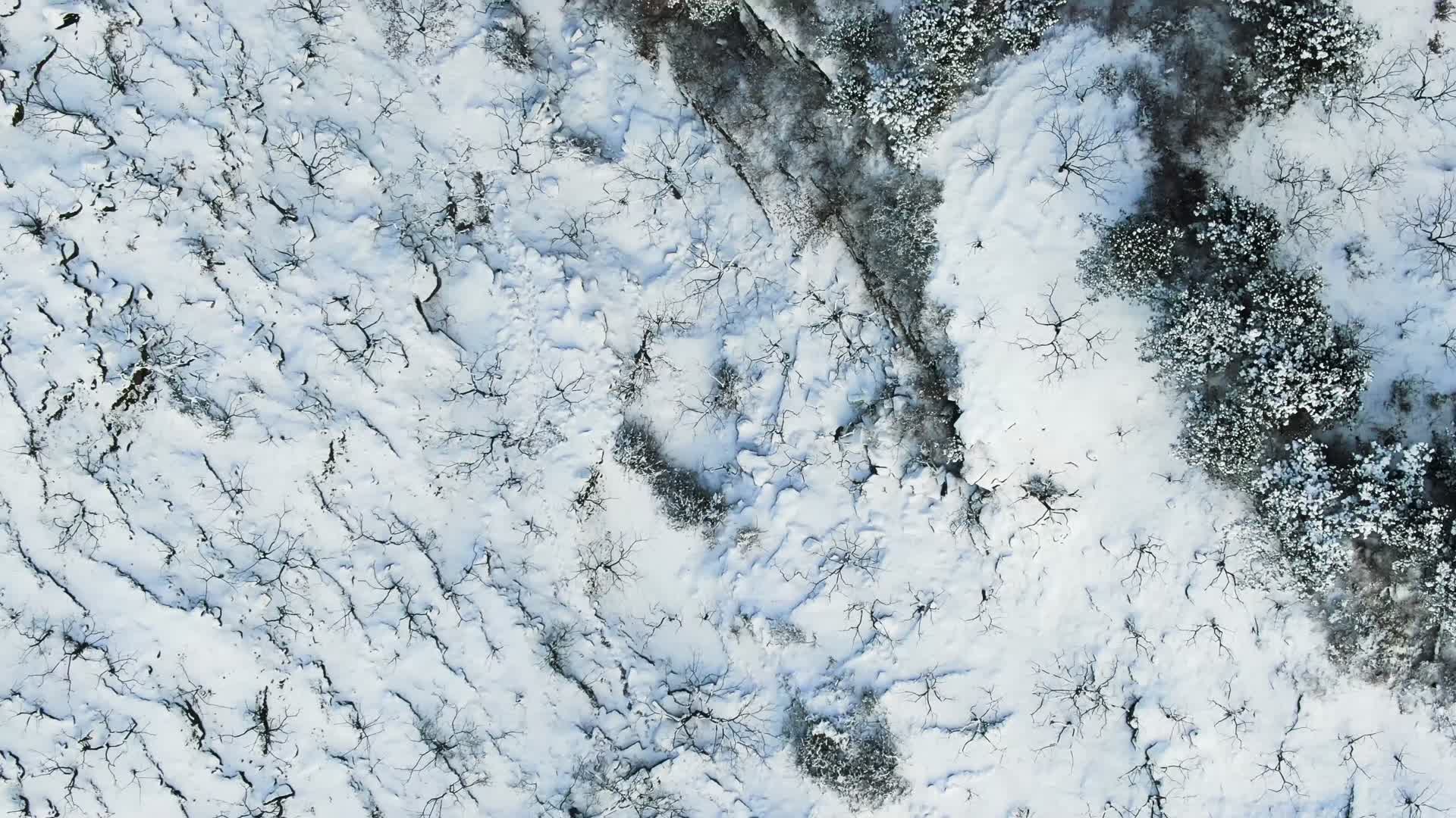 航拍雪景山脉满山白雪实拍视频视频的预览图