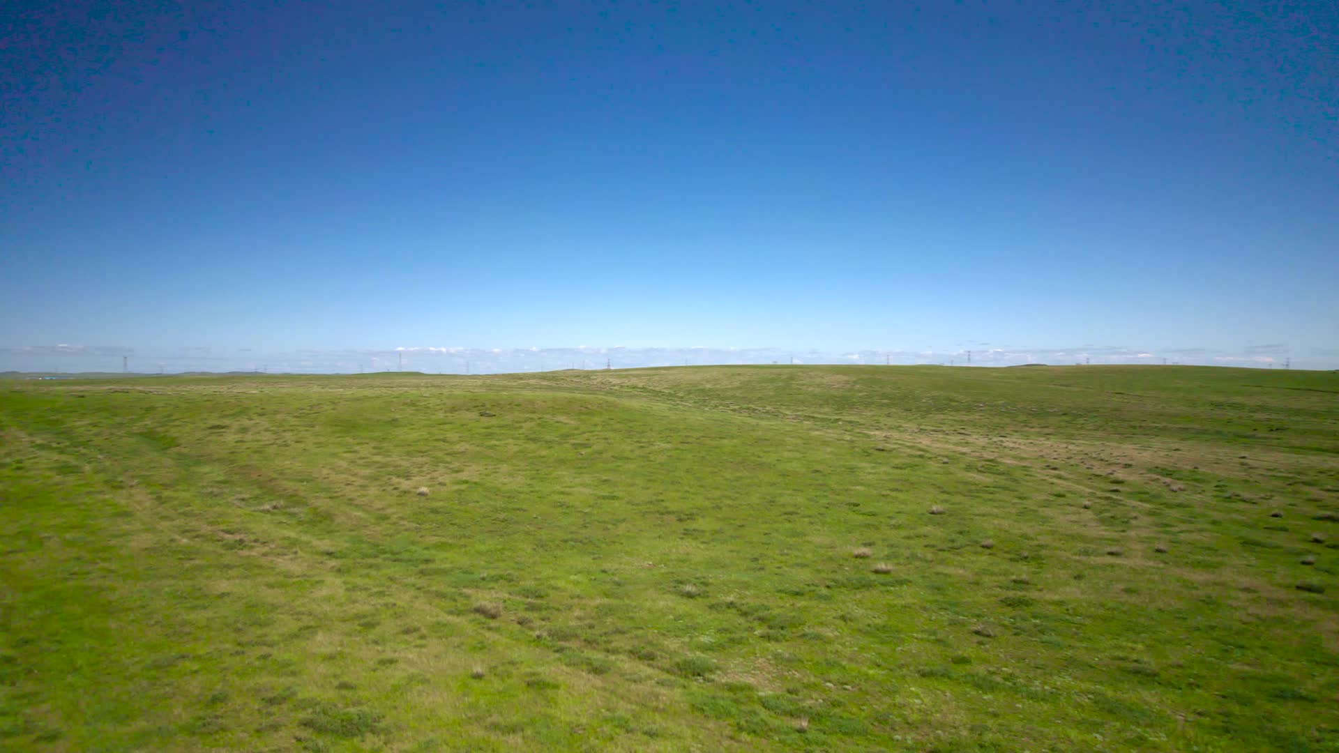 5k超高清拍摄内蒙古蓝天下的碧绿草原视频的预览图
