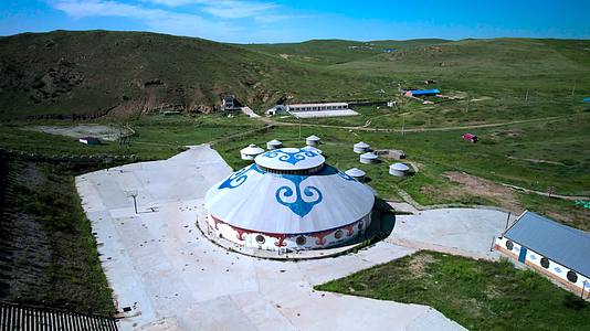 5k超高清拍摄内蒙古蓝天下的草原蒙古包视频的预览图