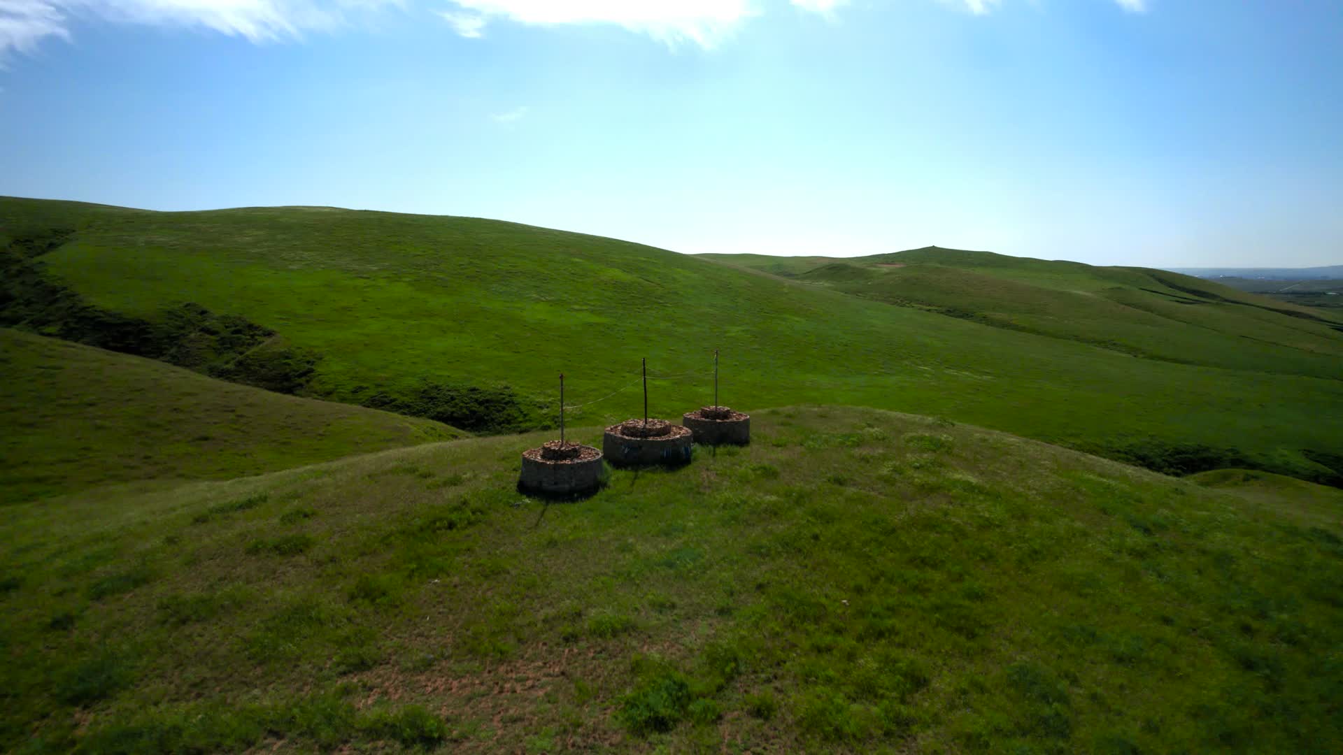 5k超高清拍摄内蒙古蓝天下的敖包视频的预览图